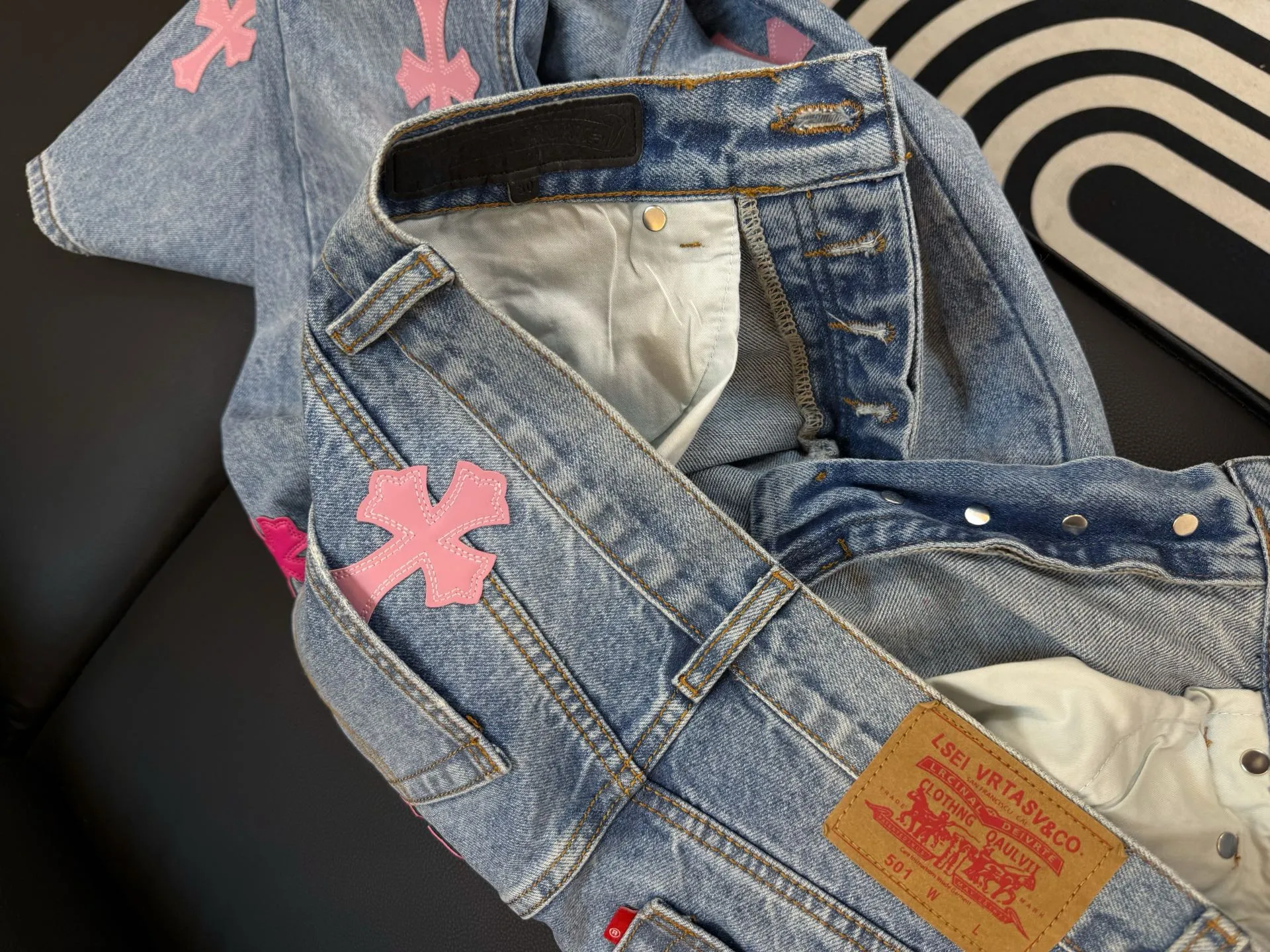 P280 Style number D: 311 Chrome Hearts washed blue and pink leather jeans Size: s-XXL (28 30 32 34 36) Color: washed blue Size reference 28 pants length 100 waist circumference 72 30 pants length 101 waist circumference 76 32 pants length 103 waist circumference 80 34 pants length 104 waist circumference 84 36 pants length 106 waist circumference 88